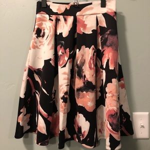 ⭐️ Sweet floral knee-length skirt